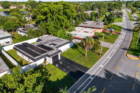 House in Tamarac, Florida 3 bedrooms, 116.22 sq.m. № 2397274 - photo 9