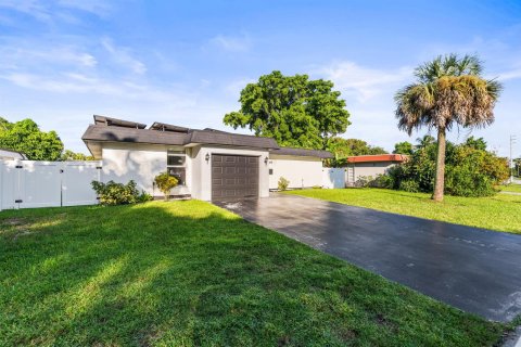 House in Tamarac, Florida 3 bedrooms, 116.22 sq.m. № 2397274 - photo 4
