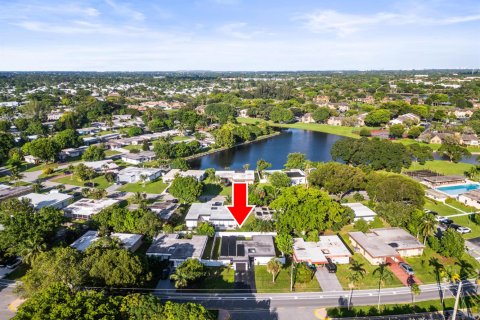 House in Tamarac, Florida 3 bedrooms, 116.22 sq.m. № 2397274 - photo 2