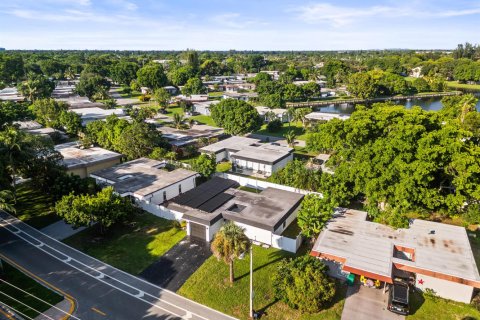 House in Tamarac, Florida 3 bedrooms, 116.22 sq.m. № 2397274 - photo 8