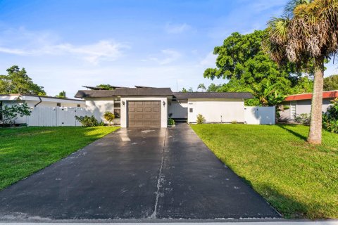 House in Tamarac, Florida 3 bedrooms, 116.22 sq.m. № 2397274 - photo 5