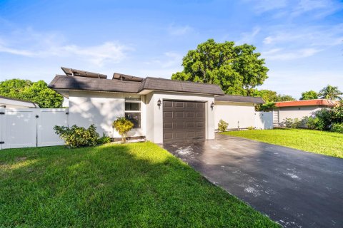 House in Tamarac, Florida 3 bedrooms, 116.22 sq.m. № 2397274 - photo 14