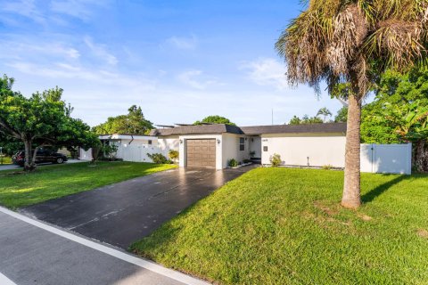 House in Tamarac, Florida 3 bedrooms, 116.22 sq.m. № 2397274 - photo 13