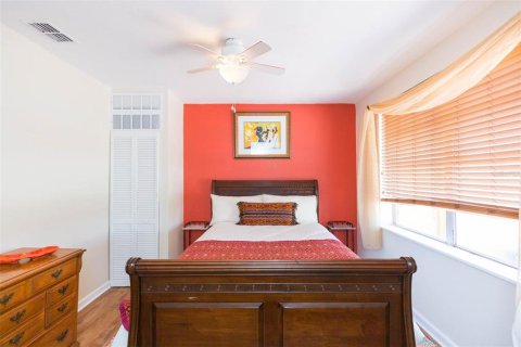 House in Tampa, Florida 3 bedrooms, 132.11 sq.m. № 2204357 - photo 6