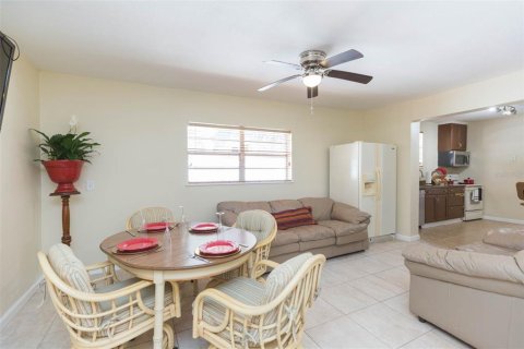 House in Tampa, Florida 3 bedrooms, 132.11 sq.m. № 2204357 - photo 5