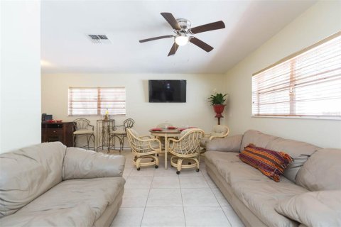 House in Tampa, Florida 3 bedrooms, 132.11 sq.m. № 2204357 - photo 7