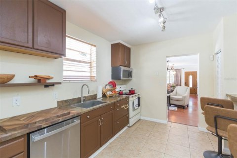 House in Tampa, Florida 3 bedrooms, 132.11 sq.m. № 2204357 - photo 9