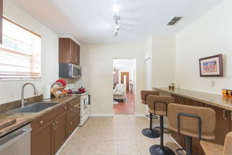 House in Tampa, Florida 3 bedrooms, 132.11 sq.m. № 2204357 - photo 8
