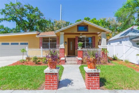 House in Tampa, Florida 3 bedrooms, 132.11 sq.m. № 2204357