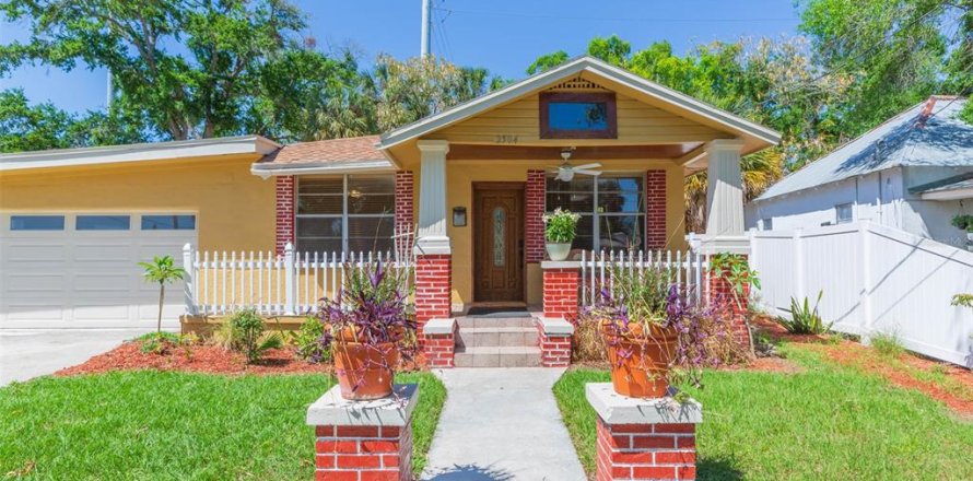 House in Tampa, Florida 3 bedrooms, 132.11 sq.m. № 2204357