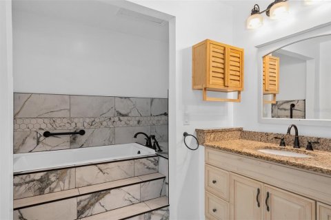 House in Orlando, Florida 4 bedrooms, 175.49 sq.m. № 1760462 - photo 24