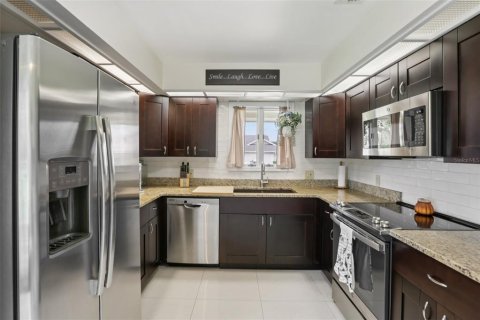 House in Tarpon Springs, Florida 2 bedrooms, 120.68 sq.m. № 1910671 - photo 3