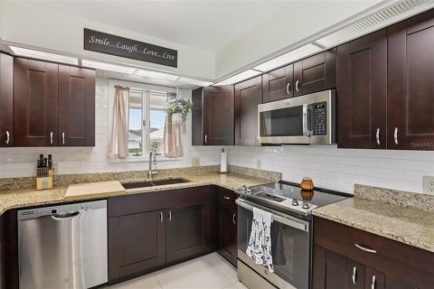 House in Tarpon Springs, Florida 2 bedrooms, 120.68 sq.m. № 1910671 - photo 27