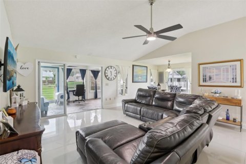 House in Tarpon Springs, Florida 2 bedrooms, 120.68 sq.m. № 1910671 - photo 2