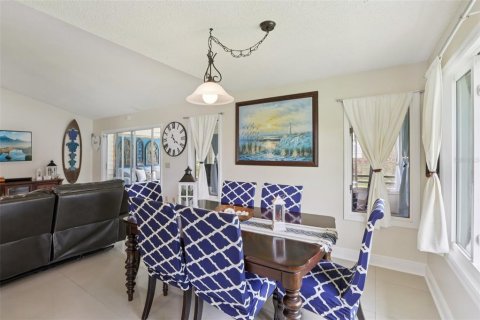 House in Tarpon Springs, Florida 2 bedrooms, 120.68 sq.m. № 1910671 - photo 4