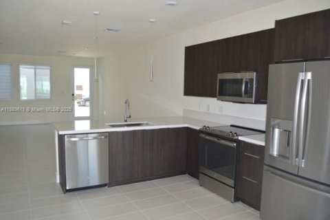 Condo in Doral, Florida, 3 bedrooms  № 1953666 - photo 2