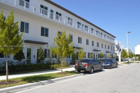 Condo in Doral, Florida, 3 bedrooms  № 1953666 - photo 1