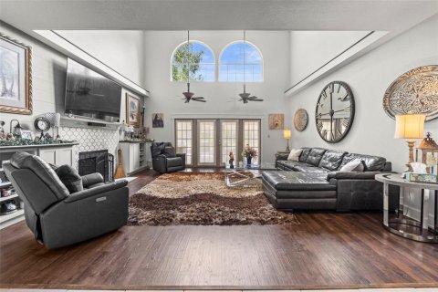 House in Sorrento, Florida 4 bedrooms, 402.08 sq.m. № 1841609 - photo 16