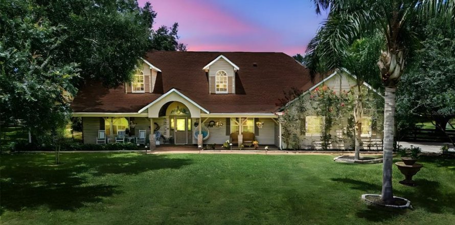 House in Sorrento, Florida 4 bedrooms, 402.08 sq.m. № 1841609