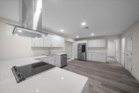 House in Lake Panasoffkee, Florida 3 bedrooms, 189.71 sq.m. № 1904673 - photo 13