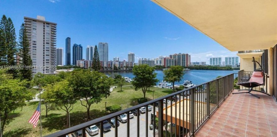 Кондоминиум с 2 спальнями в Санни-Айлс-Бич, Флорида № 2030674