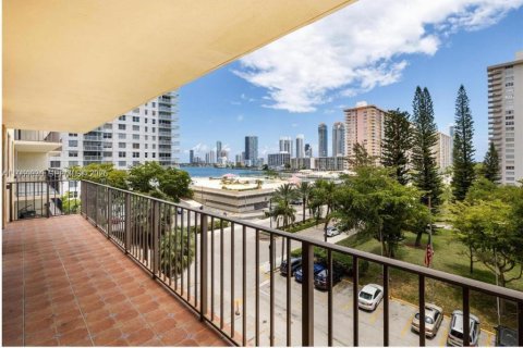 Снять в аренду кондоминиум в Санни-Айлс-Бич, Флорида 2 спальни, 115.2м2, № 2030674 - фото 2