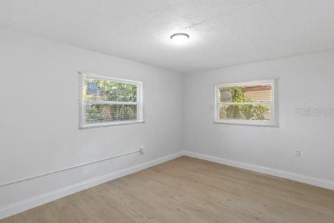 Propiedad comercial en venta en Tampa, Florida, 4 dormitorios, 144.93 m2 № 2224367 - foto 4