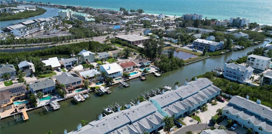 Adosado en Indian Rocks Beach, Florida 3 dormitorios, 145.48 m2 № 1761247