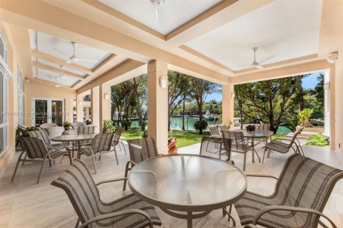 House in Coral Gables, Florida 5 bedrooms, 715.16 sq.m. № 1713936 - photo 12