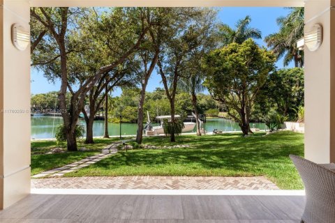 House in Coral Gables, Florida 5 bedrooms, 715.16 sq.m. № 1713936 - photo 13