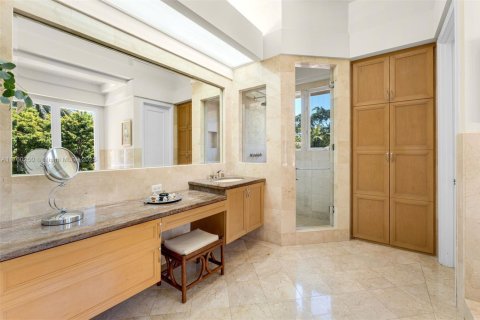 House in Coral Gables, Florida 5 bedrooms, 715.16 sq.m. № 1713936 - photo 10