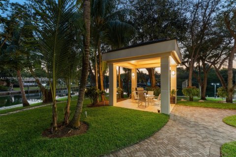 House in Coral Gables, Florida 5 bedrooms, 715.16 sq.m. № 1713936 - photo 14