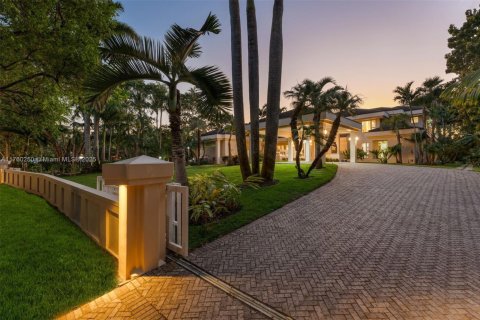 House in Coral Gables, Florida 5 bedrooms, 715.16 sq.m. № 1713936 - photo 24