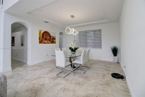 House in Homestead, Florida 4 bedrooms, 255.67 sq.m. № 1893220 - photo 8