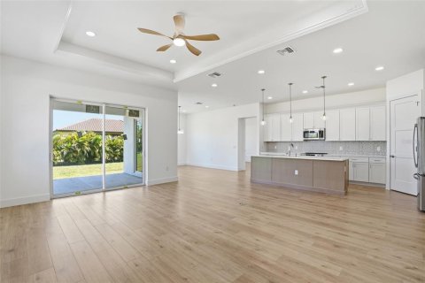 House in Punta Gorda, Florida 4 bedrooms, 204.85 sq.m. № 2122758 - photo 6
