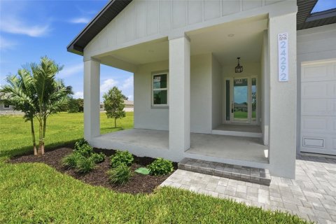 House in Punta Gorda, Florida 4 bedrooms, 204.85 sq.m. № 2122758 - photo 2