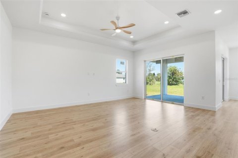 House in Punta Gorda, Florida 4 bedrooms, 204.85 sq.m. № 2122758 - photo 5