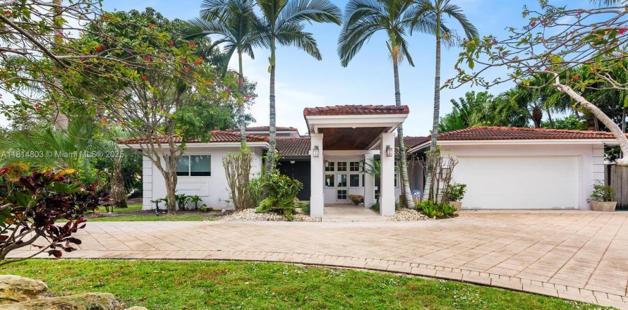 House in Fort Lauderdale, Florida 5 bedrooms, 273.88 sq.m. № 1850316
