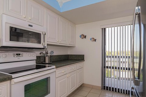 Condo in Vero Beach, Florida, 2 bedrooms № 2188371 - photo 9
