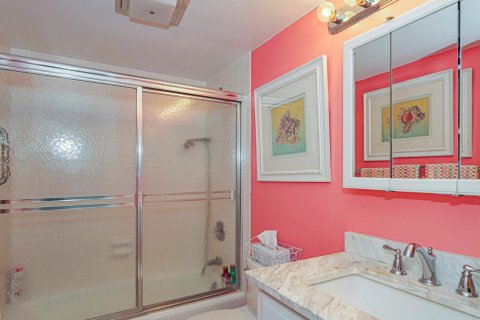 Condo in Vero Beach, Florida, 2 bedrooms № 2188371 - photo 17