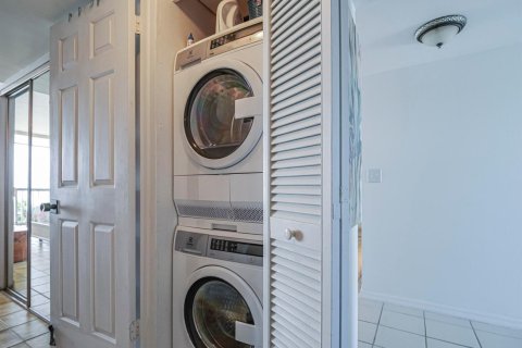Condo in Vero Beach, Florida, 2 bedrooms № 2188371 - photo 18