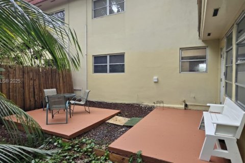 Copropriété à louer à Pembroke Pines, Floride: 1 chambre, 71.53 m2 № 1971142 - photo 1