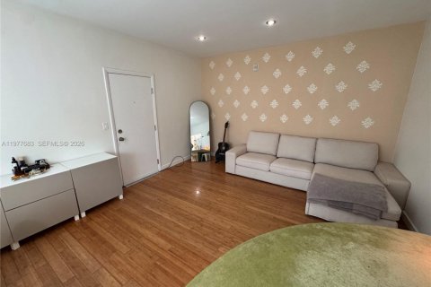 Condominio en Miami Beach, Florida, 1 dormitorio  № 2044688