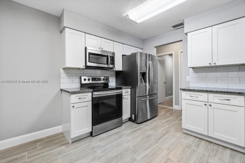 House in Port St. Lucie, Florida 3 bedrooms, 124.95 sq.m. № 1923705 - photo 10