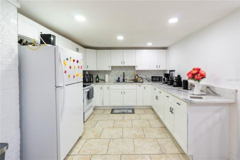 House in Tampa, Florida 4 bedrooms, 169.55 sq.m. № 2422763 - photo 3