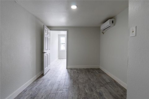 House in Tampa, Florida 4 bedrooms, 169.55 sq.m. № 2422763 - photo 23