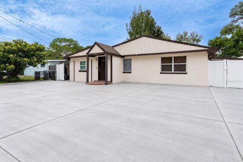 House in Tampa, Florida 4 bedrooms, 169.55 sq.m. № 2422763 - photo 2