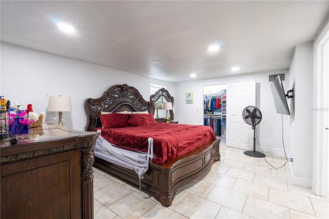 House in Tampa, Florida 4 bedrooms, 169.55 sq.m. № 2422763 - photo 9