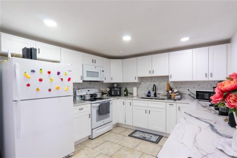 House in Tampa, Florida 4 bedrooms, 169.55 sq.m. № 2422763 - photo 4