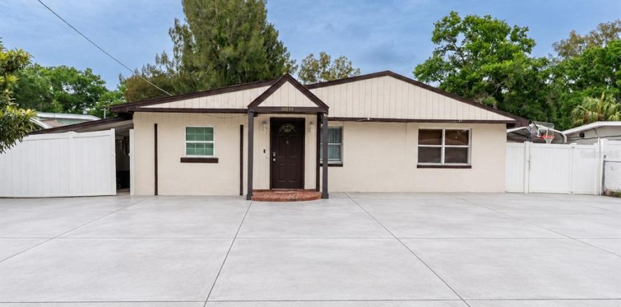 House in Tampa, Florida 4 bedrooms, 169.55 sq.m. № 2422763